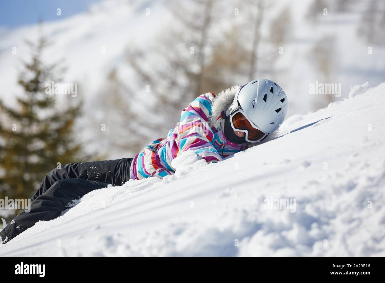 Skifahrer mit einem Rest im Schnee Stockfoto