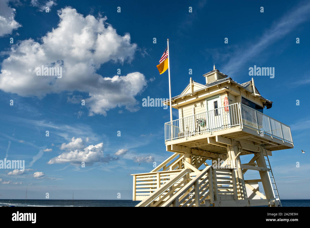 Die Bademeister Turm entlang der Flagler Avenue Promenade in New Smyrna Beach, Florida. Stockfoto