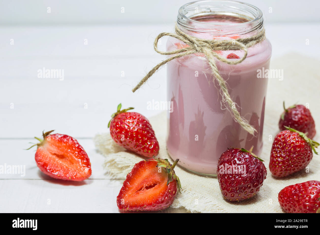 Nahaufnahme von frischen Erdbeeren und hausgemachte Frucht Joghurt im Glas. Gesunde Ernährung Konzept. Stockfoto