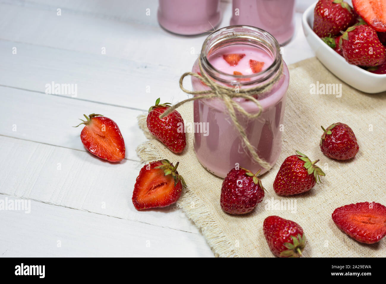 Nahaufnahme von frischen Erdbeeren und hausgemachte Frucht Joghurt im Glas. Gesunde Ernährung Konzept. Stockfoto