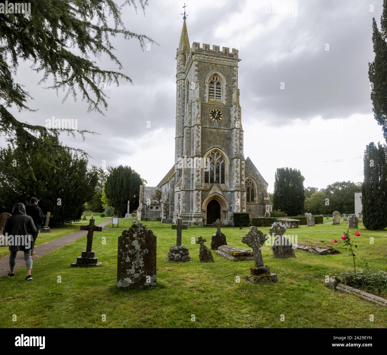 St Leonards Pfarrkirche im Semley mit alten Gräbern, Wiltshire, England, Großbritannien Stockfoto