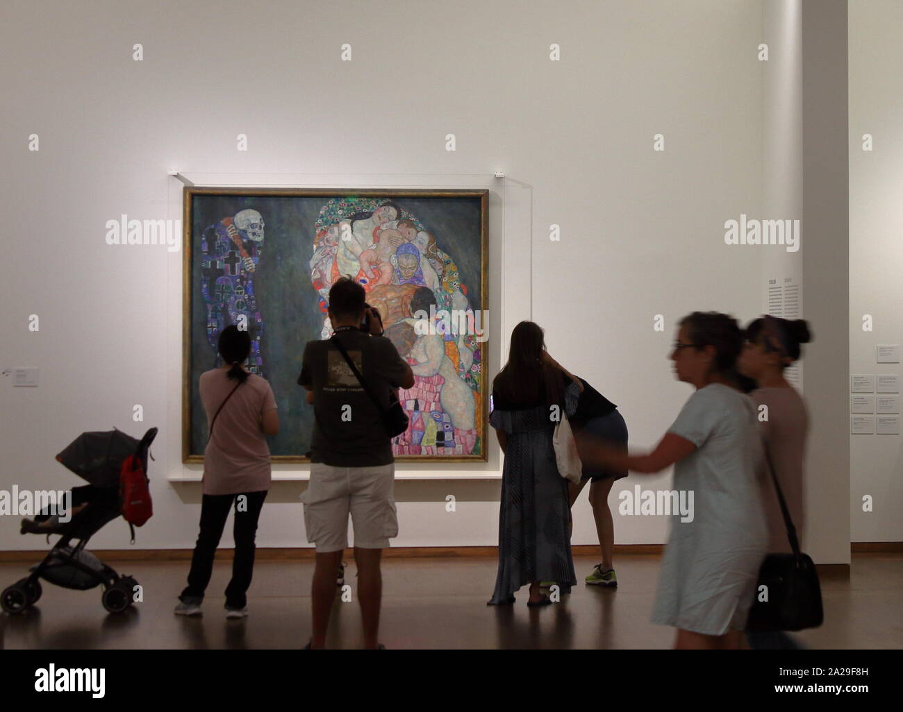 Touristen Blick auf "Leben und Tod" von Gustav Klimt im Leopold Museum, Wien Stockfoto