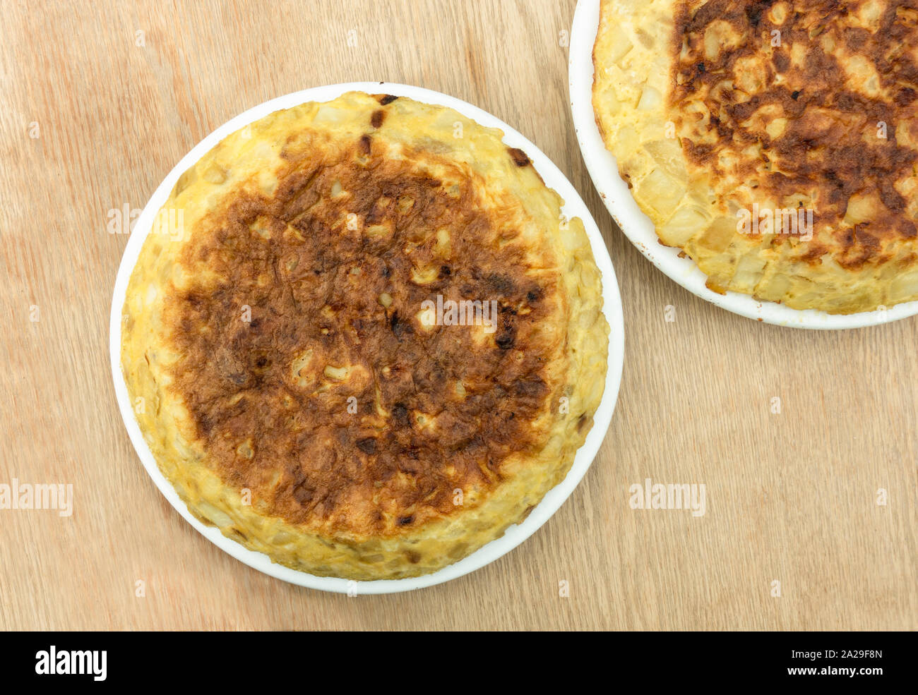 Spanische Omelettes, Tortilla, auf einem weißen Teller. top anzeigen. Stockfoto