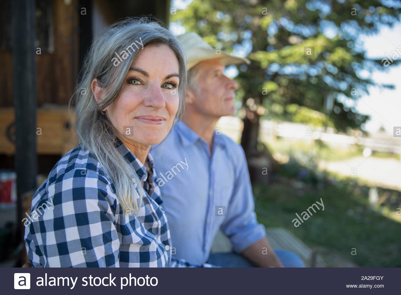 Portrait von reife Frau mit dem grauen Haar lächelnd in Richtung Kamera Stockfoto