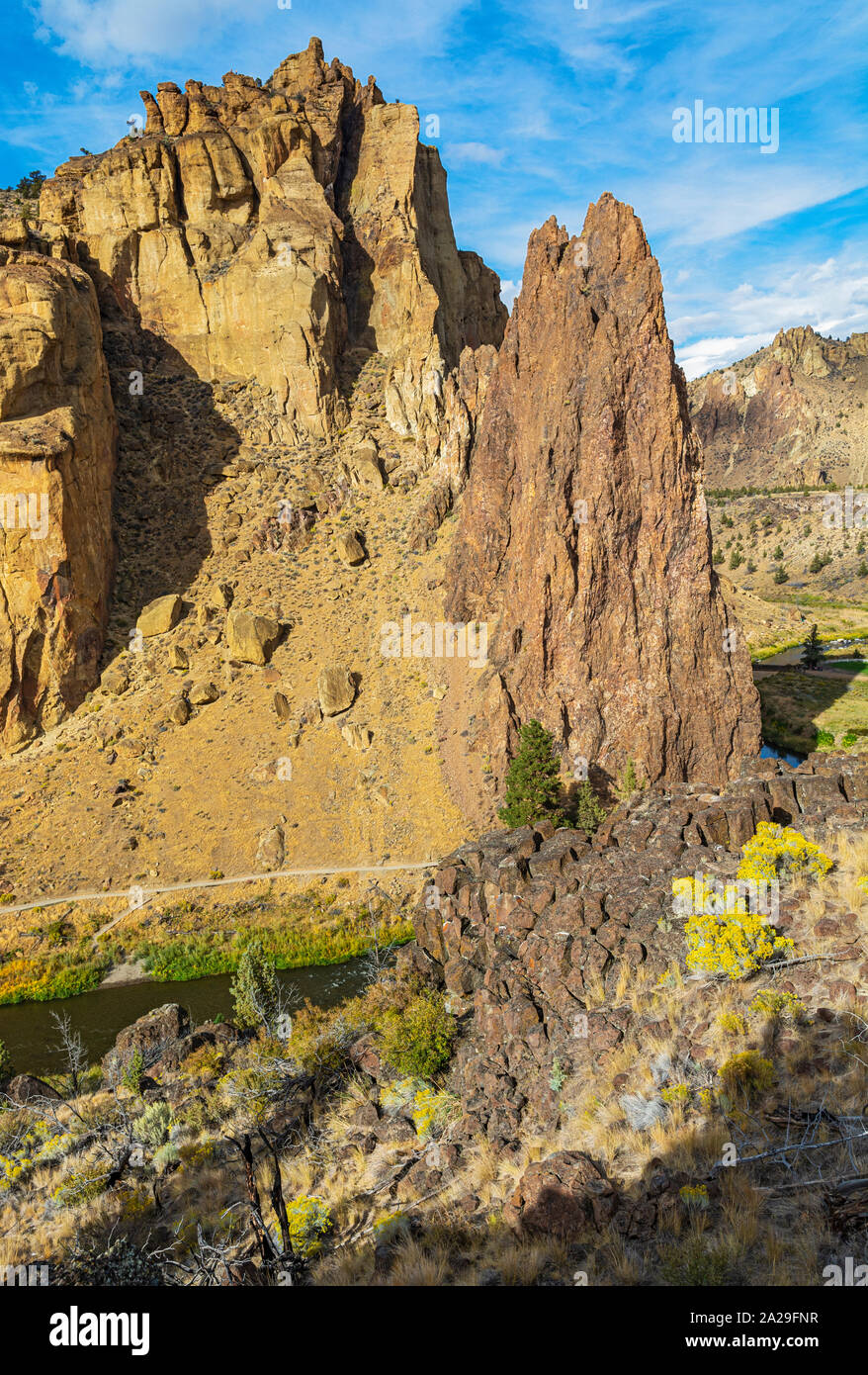 Oregon, Smith Rock State Park, international bekannten Ziel für Klettern, zwei Menschen in der Nähe der Oberseite, Crooked River Stockfoto