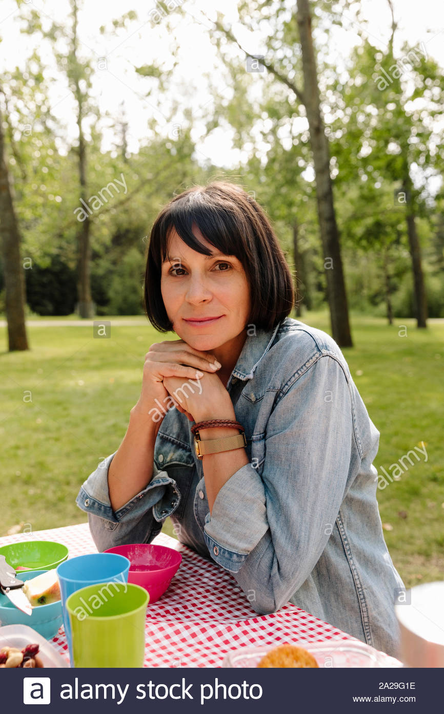 Portrait von Frau mit Picknick im Park Stockfoto