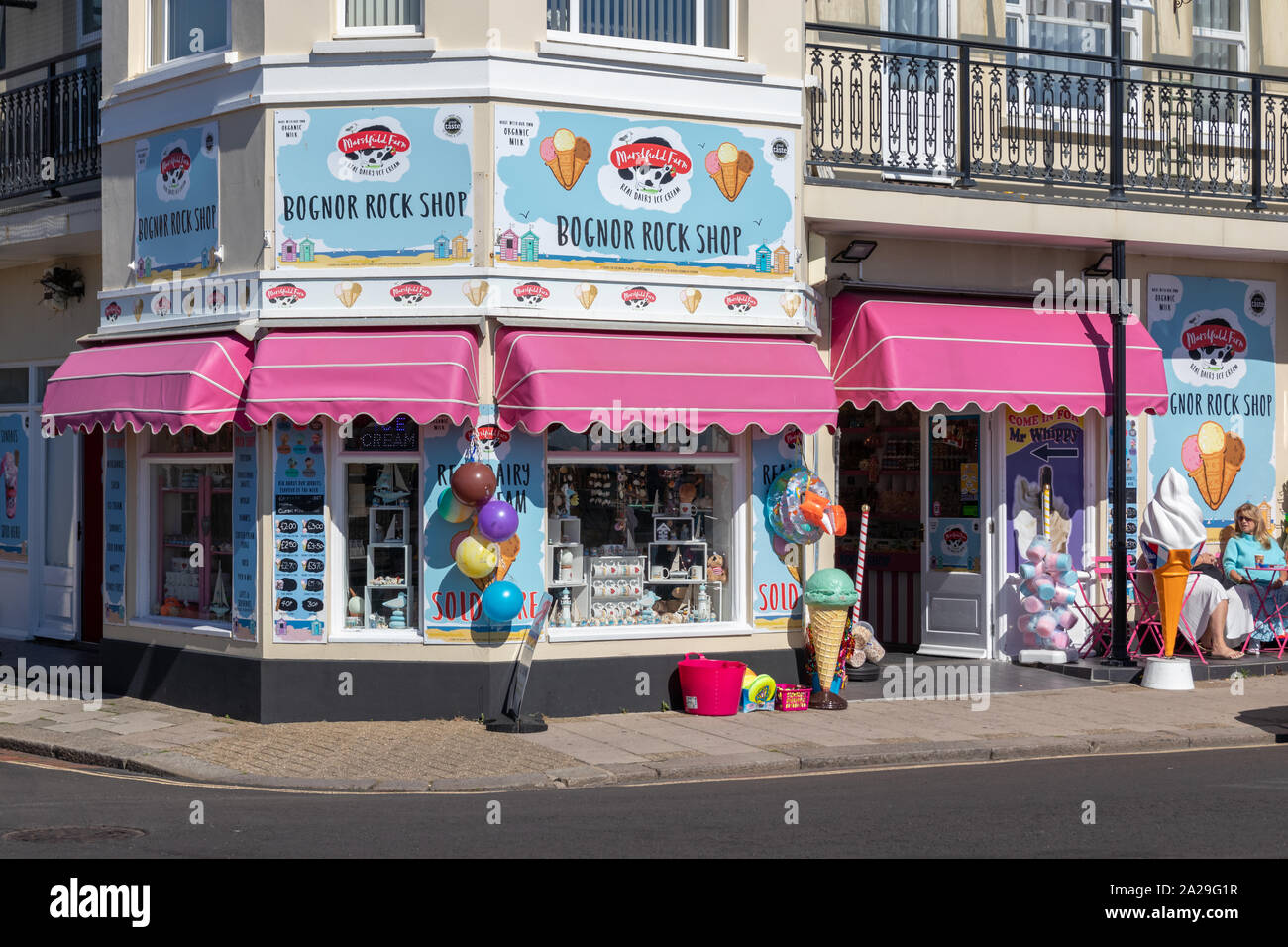 Eine typisch britische seaside Shop mit Eimer und Spaten Postkarten und Schmuckstücke Stockfoto