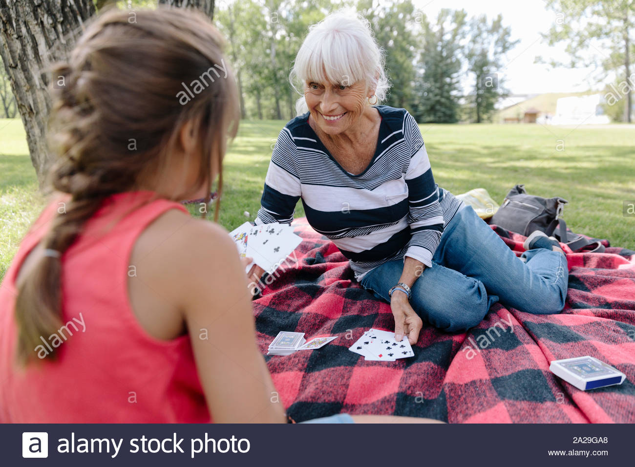 Enkelin und Oma Karten auf picknickdecke Stockfoto