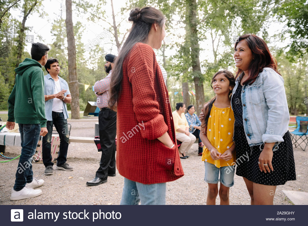 Indische Familie treffen im Park Stockfoto