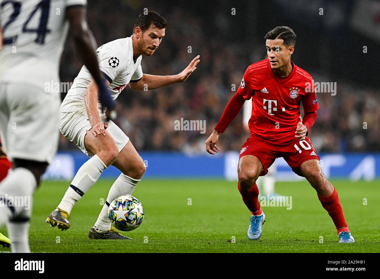 Jan Vertonghen von Tottenham Hotspur (L) und Philippe Coutinho von Bayern München (R) in Aktion während der UEFA Champions League (Gruppe B) Übereinstimmung zwischen den Tottenham Hotspur und dem FC Bayern München (Endstand; Tottenham Hotspur 2:7 Bayern München) Stockfoto