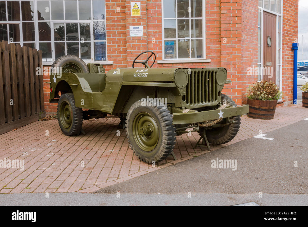 Weltkrieg 2 Willys MB Jeep angezeigt am Eingang Castletown D-Day Center, Castletown, Portland, Dorset, Großbritannien Stockfoto