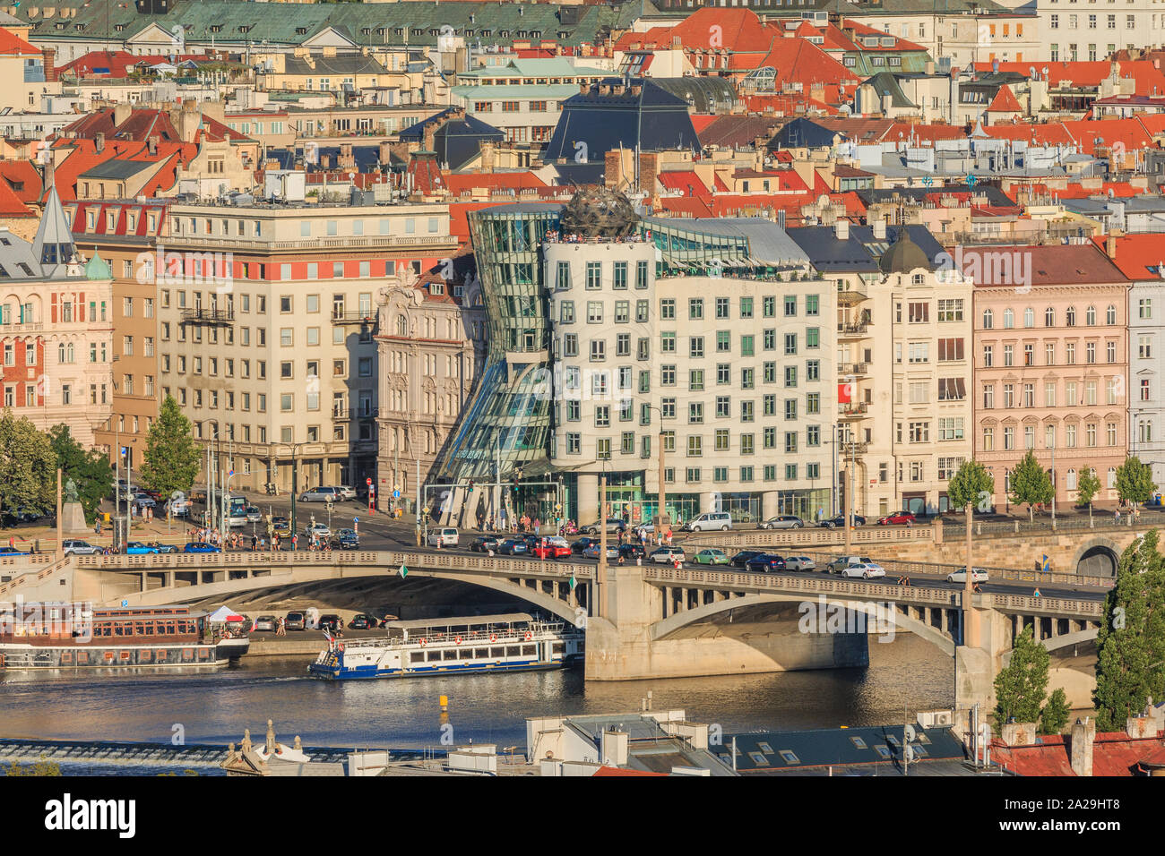 Blick auf historische Gebäude von Prag aus der Mala Strana Sicht mit dem Fluss Vltava und Straßen, Brücken, Schiffe und Haus am Ufer im sonnigen Stockfoto