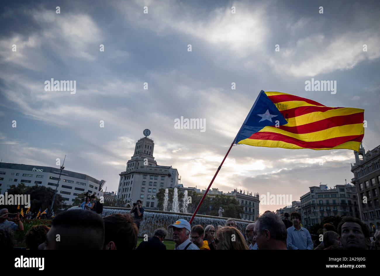 Eine Demonstrantin hält ein Flag für die Unabhängigkeit Kataloniens während der Demonstration. einberufen durch den souveränen Einheit zusammenbauen Nacional Catalana (ANC) etwa 20.000 Menschen, die gekommen sind, um mit dem Slogan Ho vam fer Ich vam Guanyar zu demonstrieren (wir haben es und gewann), um den zweiten Jahrestag der Bürger Widerstand während des Referendums vom 1. Oktober 2017 gedenken. Stockfoto