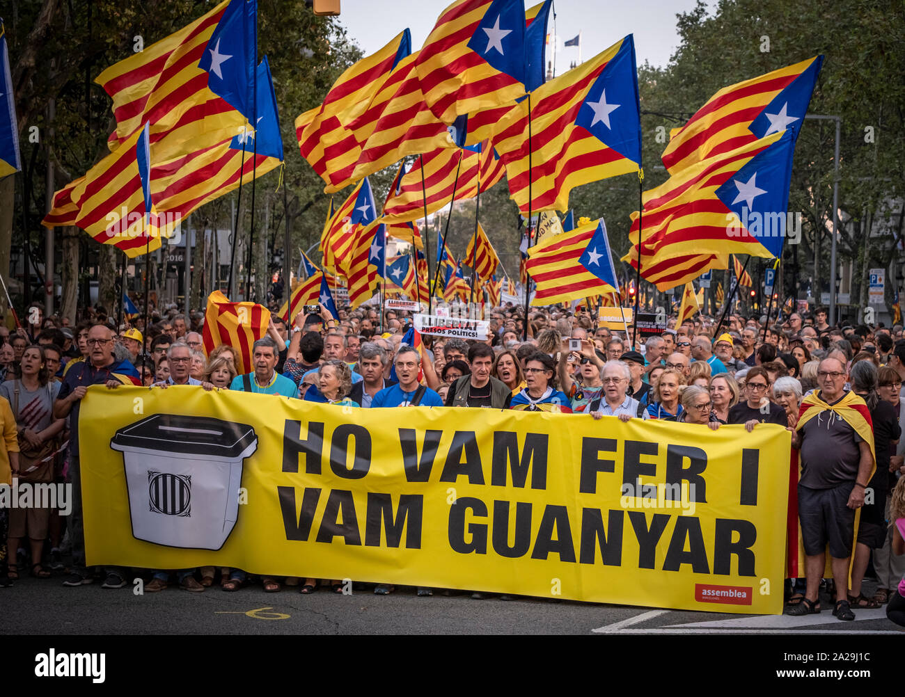 Die Demonstranten halten Fahnen und ein Transparent mit dem Slogan, taten wir es und gewann während der Demonstration gesehen. einberufen durch den souveränen Einheit zusammenbauen Nacional Catalana (ANC) Rund 20.000 Menschen haben die mit dem Slogan Ho vam fer Ich vam Guanyar zu demonstrieren (wir haben es und gewann), dem zweiten Jahrestag der Bürger Widerstand während des Referendums vom 1. Oktober 2017 zu gedenken. Stockfoto