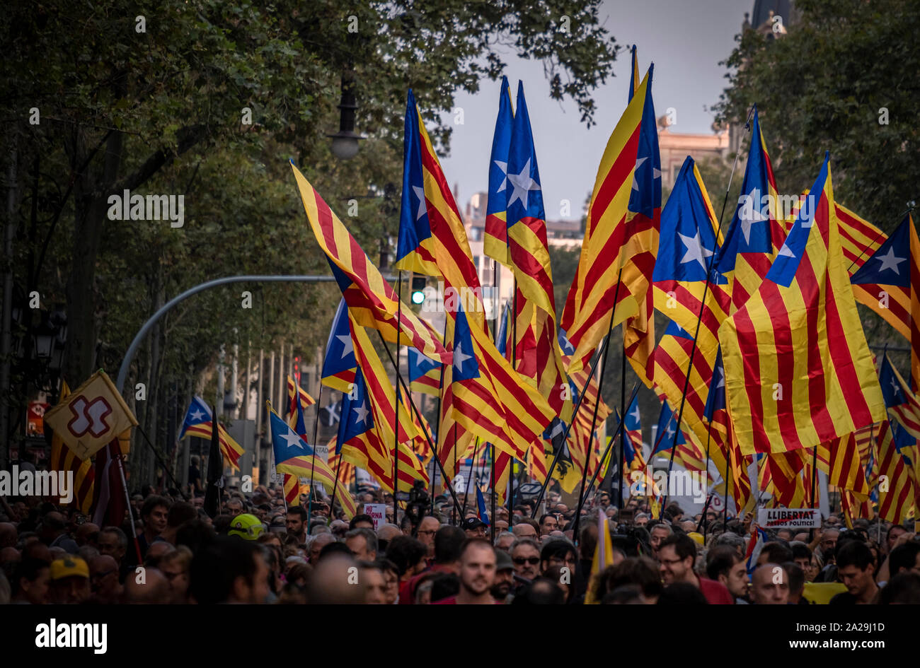 Die Demonstranten halten Fahnen für die Unabhängigkeit Kataloniens während der Demonstration. einberufen durch den souveränen Einheit zusammenbauen Nacional Catalana (ANC) etwa 20.000 Menschen, die gekommen sind, um mit dem Slogan Ho vam fer Ich vam Guanyar zu demonstrieren, dem zweiten Jahrestag der Bürger Widerstand während des Referendums vom 1. Oktober 2017 zu gedenken (wir haben es und gewann). Stockfoto