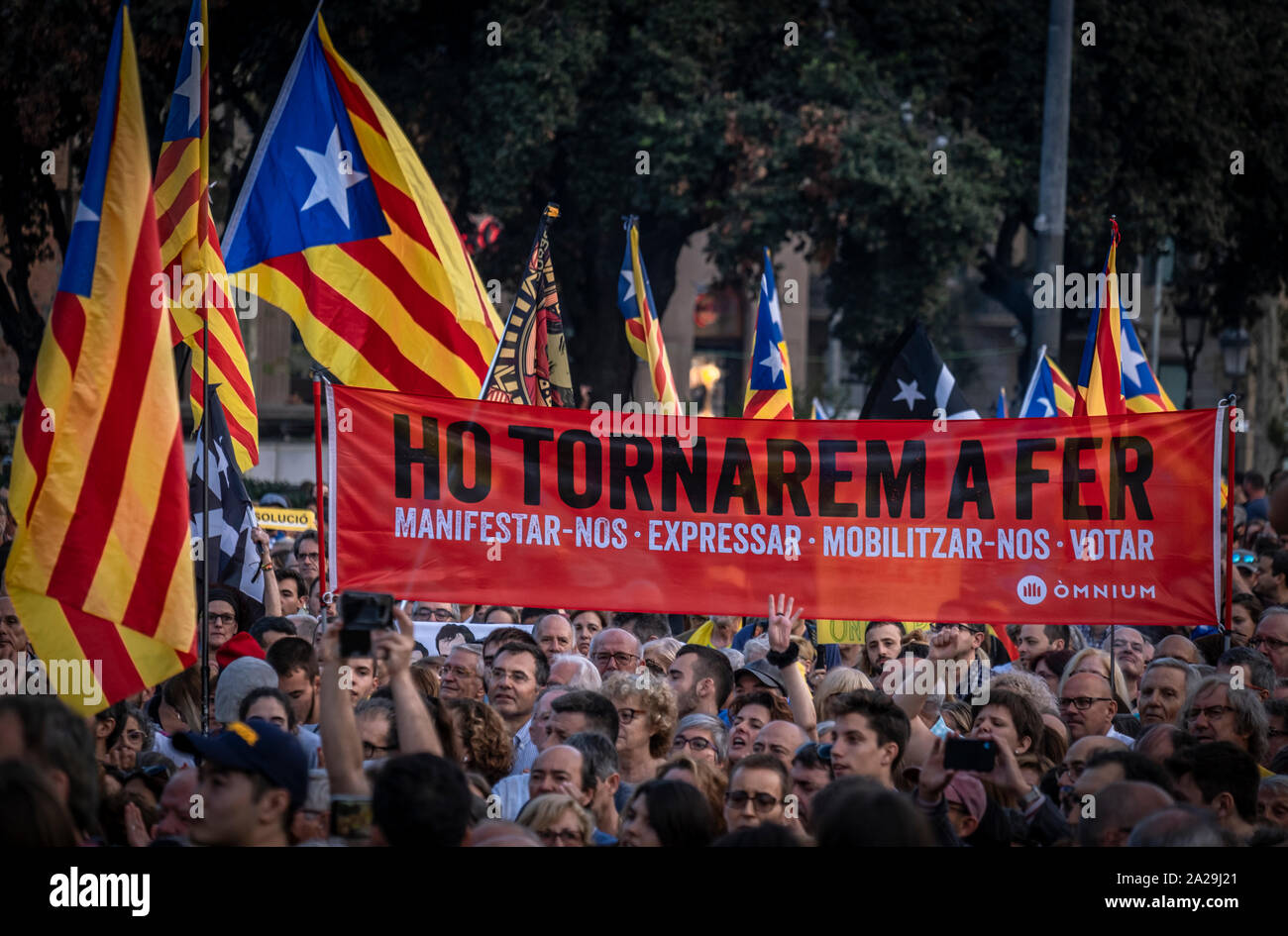 Die Demonstranten halten Fahnen und ein Transparent mit dem Slogan, taten wir es und gewann während der Demonstration gesehen. einberufen durch den souveränen Einheit zusammenbauen Nacional Catalana (ANC) Rund 20.000 Menschen haben die mit dem Slogan Ho vam fer Ich vam Guanyar zu demonstrieren (wir haben es und gewann), dem zweiten Jahrestag der Bürger Widerstand während des Referendums vom 1. Oktober 2017 zu gedenken. Stockfoto