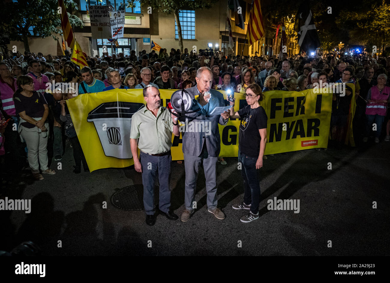 Adriano Raddi, ein italienischer Staatsbürger und Forscher mit Wohnsitz in Katalonien, der polizeilichen Repression während der Tag der 1. Oktober bezeugt wird bei der Lesung der Abschlusserklärung während der Vorführung gesehen. einberufen durch den souveränen Einheit zusammenbauen Nacional Catalana (ANC) etwa 20.000 Menschen, die gekommen sind, um mit dem Slogan Ho vam fer Ich vam Guanyar zu demonstrieren (wir haben es und gewann), dem zweiten Jahrestag der Bürger Widerstand während des Referendums vom 1. Oktober 2017 zu gedenken. Stockfoto