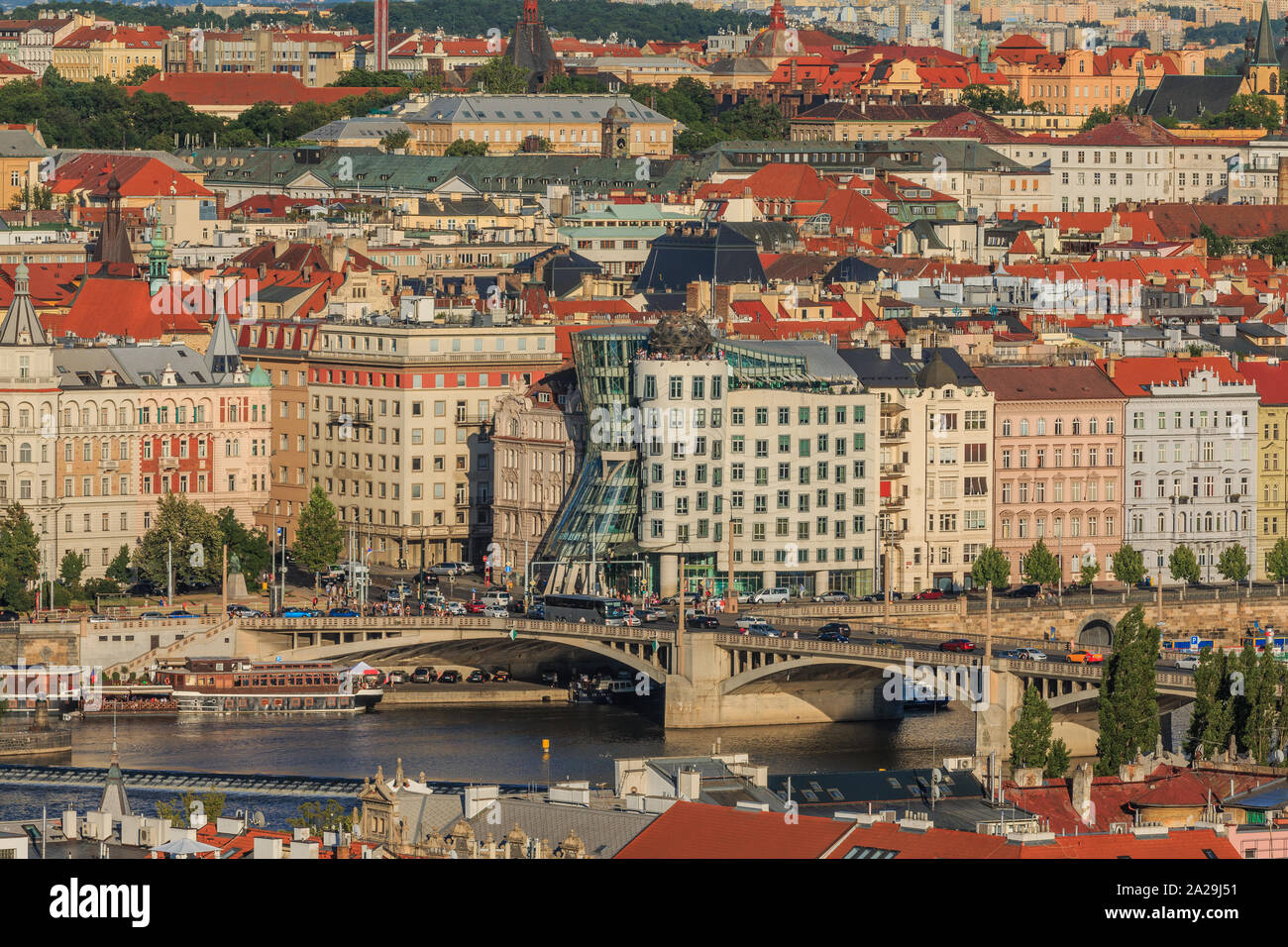 Blick auf die historische Gebäude des Prager Mala Strana Viertel mit dem Fluss Vltava und die Straßen, die Brücken, Schiffe am Ufer in sonniger Tag und Blau Stockfoto