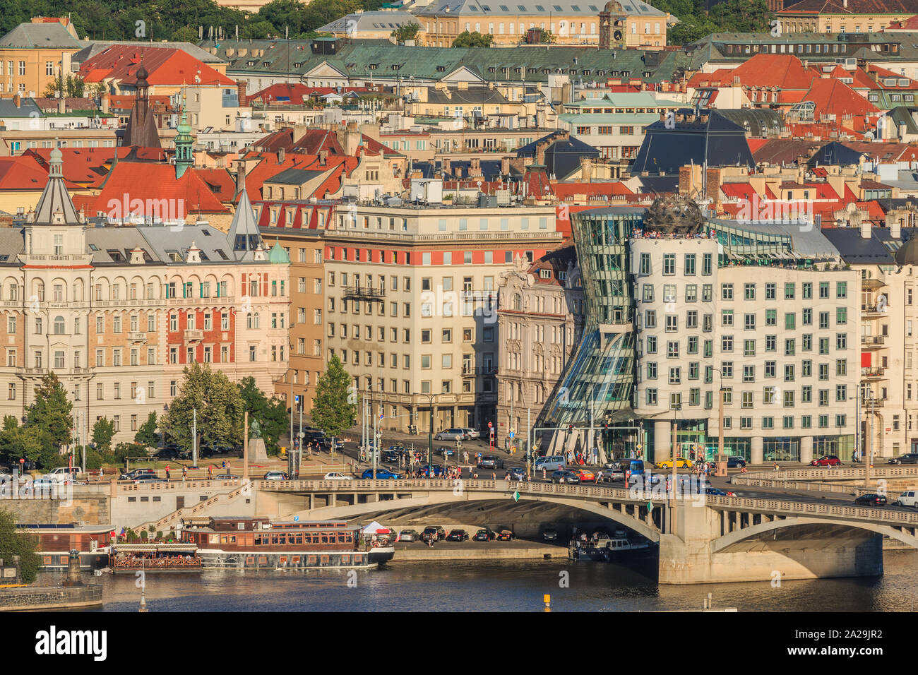 Bezirk von Prag Kleinseite mit dem Fluss Vltava und historischen Gebäuden mit Straßen, die Brücke, Schiffe an der Küste in sonniger Tag und blauer Himmel Stockfoto