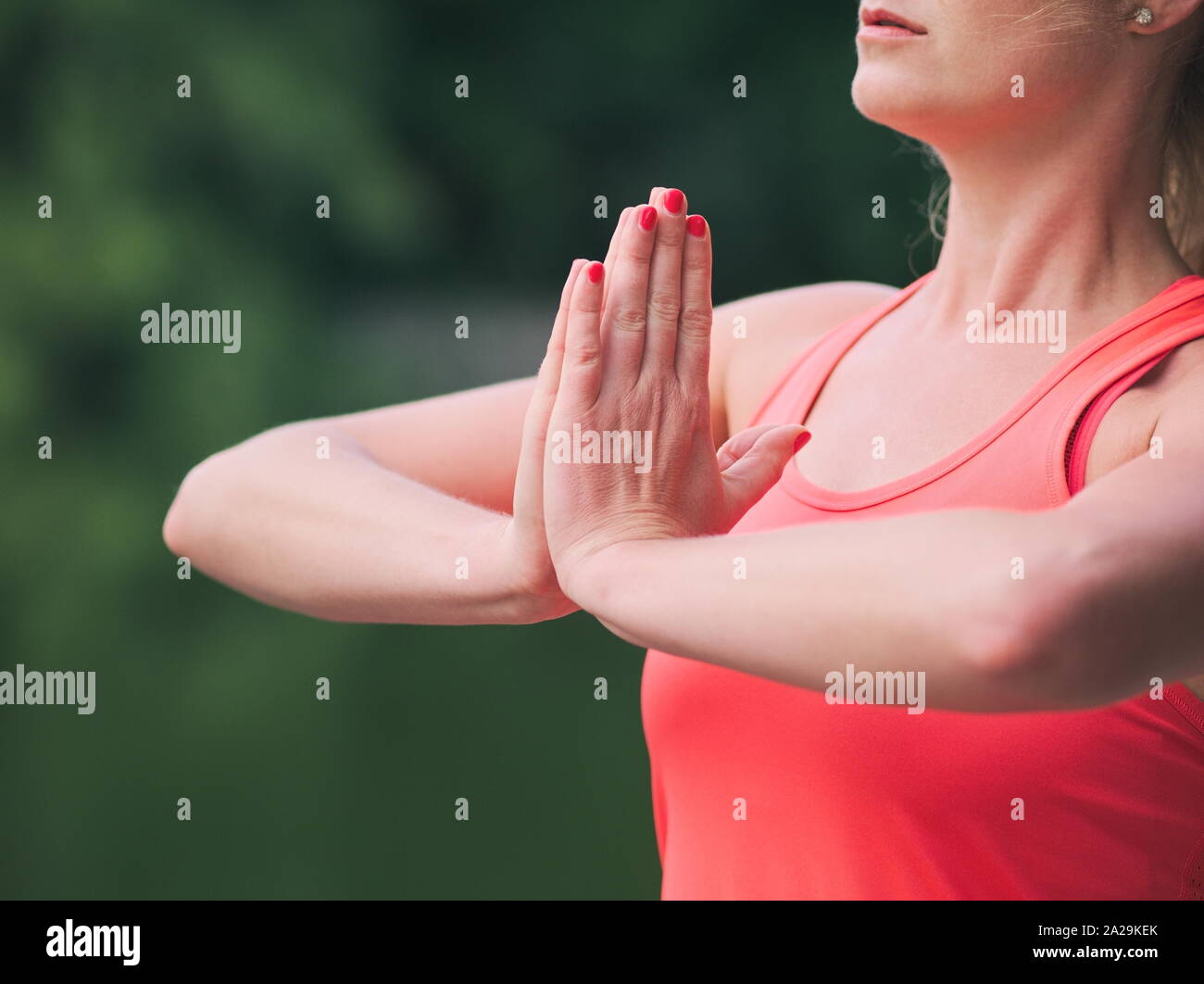 Frau in den 30er Jahren Yoga im Park Closeup Stockfoto