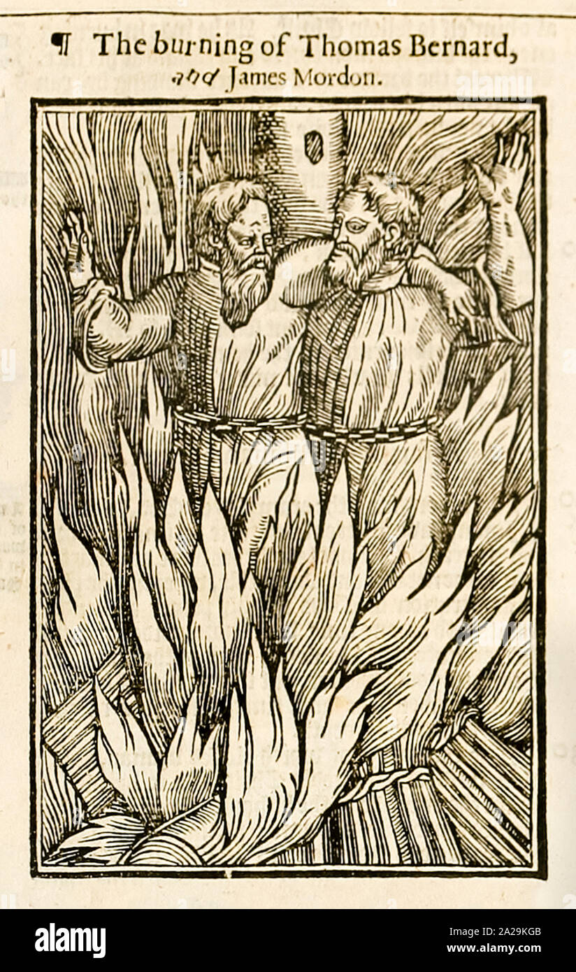 Holzschnitt „The Burning of Thomas Bernard and James Mordon“, der ihren Tod durch die gemeinsame Verbrennung in Amersham 1508 wegen Ketzerei als Lollard-Dissenter darstellt. Fotografie eines Holzschnitts aus einer 1631 erschienenen Ausgabe von Foxe's Book of Martyrs von John Foxe (1516–1587), das erstmals 1563 veröffentlicht wurde. Kredit: Privatsammlung / AF Fotografie Stockfoto