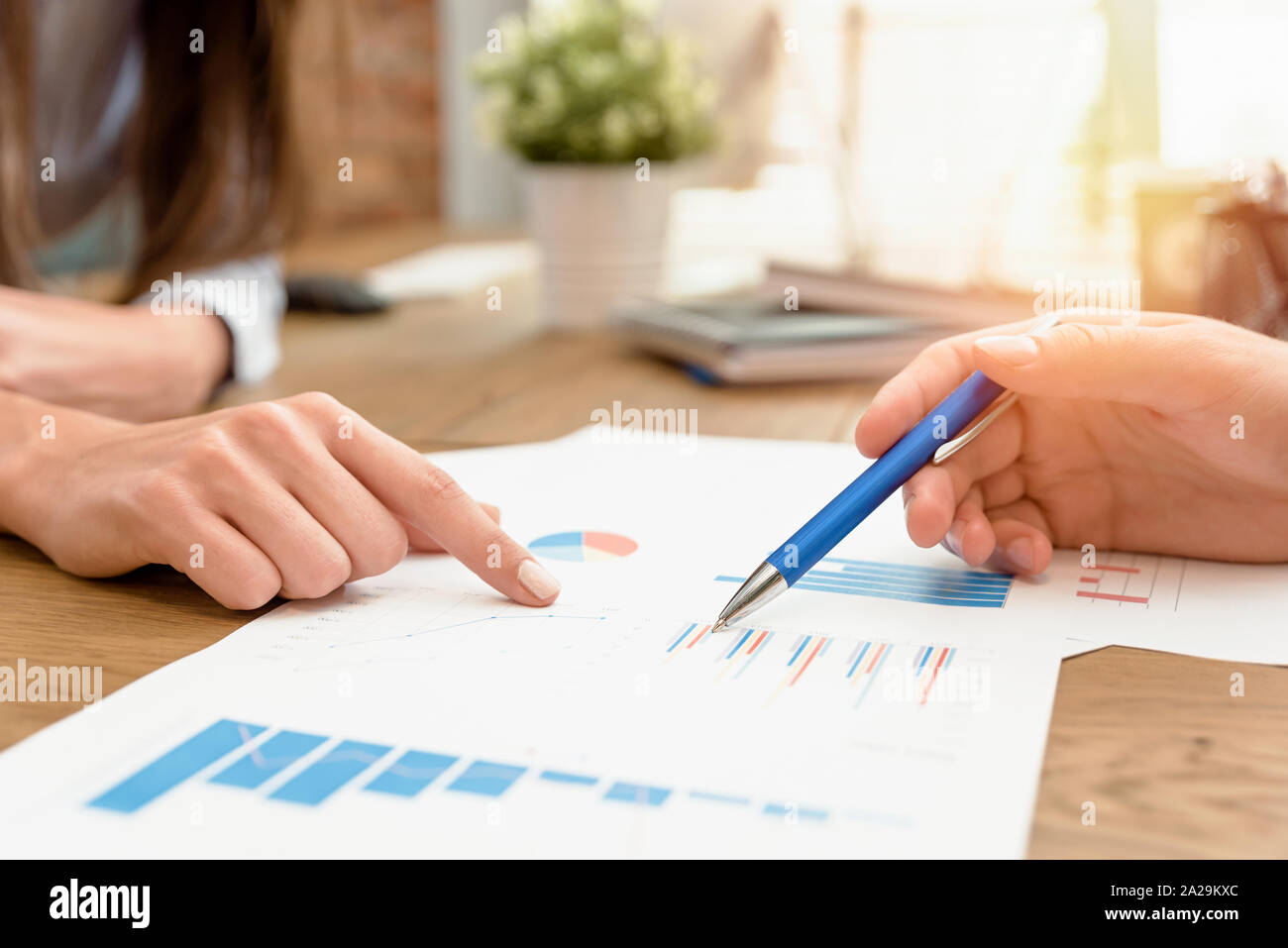 Buchhalter arbeiten im Büro mit Dokumenten. Finanzen und Investitionen Konzept Stockfoto
