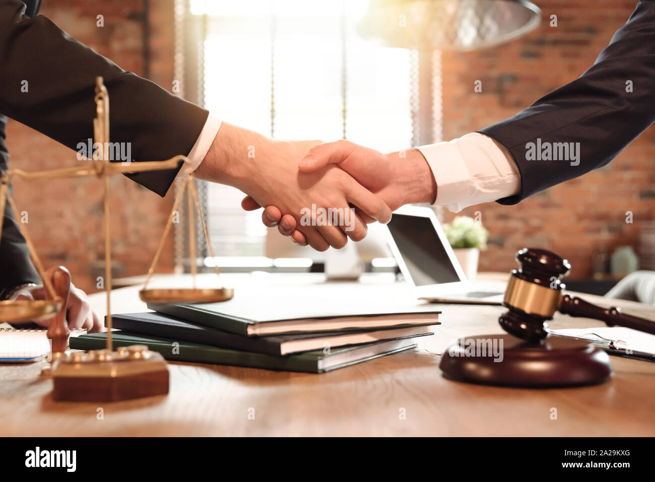Anwalt und seinem Klienten Handshake. Abkommen mit Rechtsanwalt im Büro. Recht und Gerechtigkeit Konzept Stockfoto