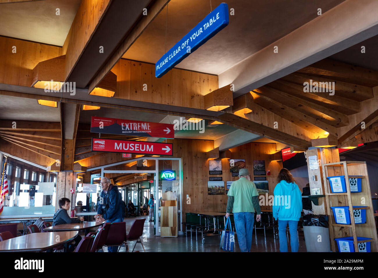 Das Restaurant und die öffentlichen Bereich in der Mount Washington Observatory auf dem Gipfel des Mount Washington, New Hampshire, USA Stockfoto