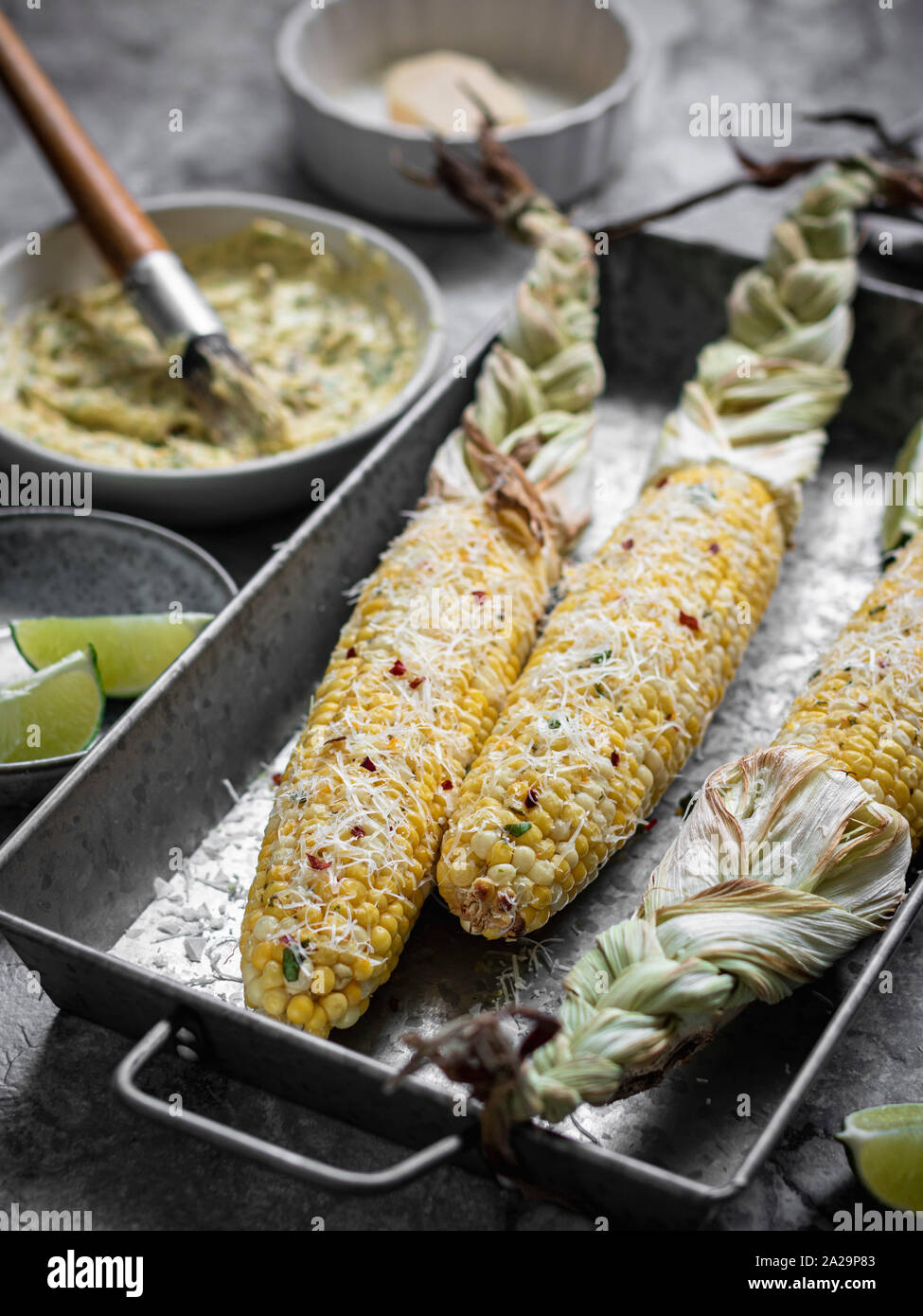 Mexikanischen Straße Maiskolben. Zutaten aus zur Seite: herbed Butter, Kalk, Salz anf Käse Stockfoto