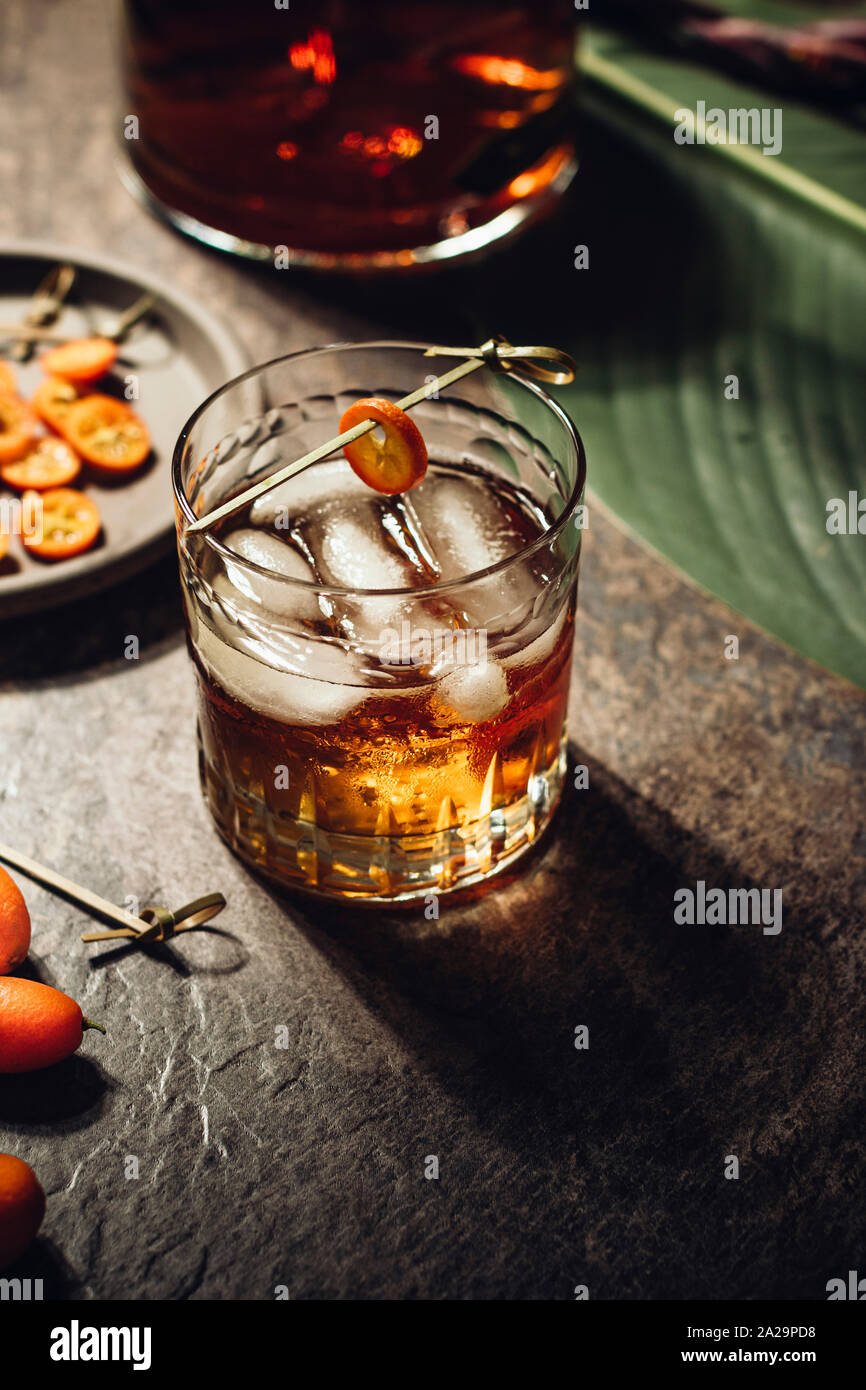 Whisky mit Eis und Kumquat Stockfoto