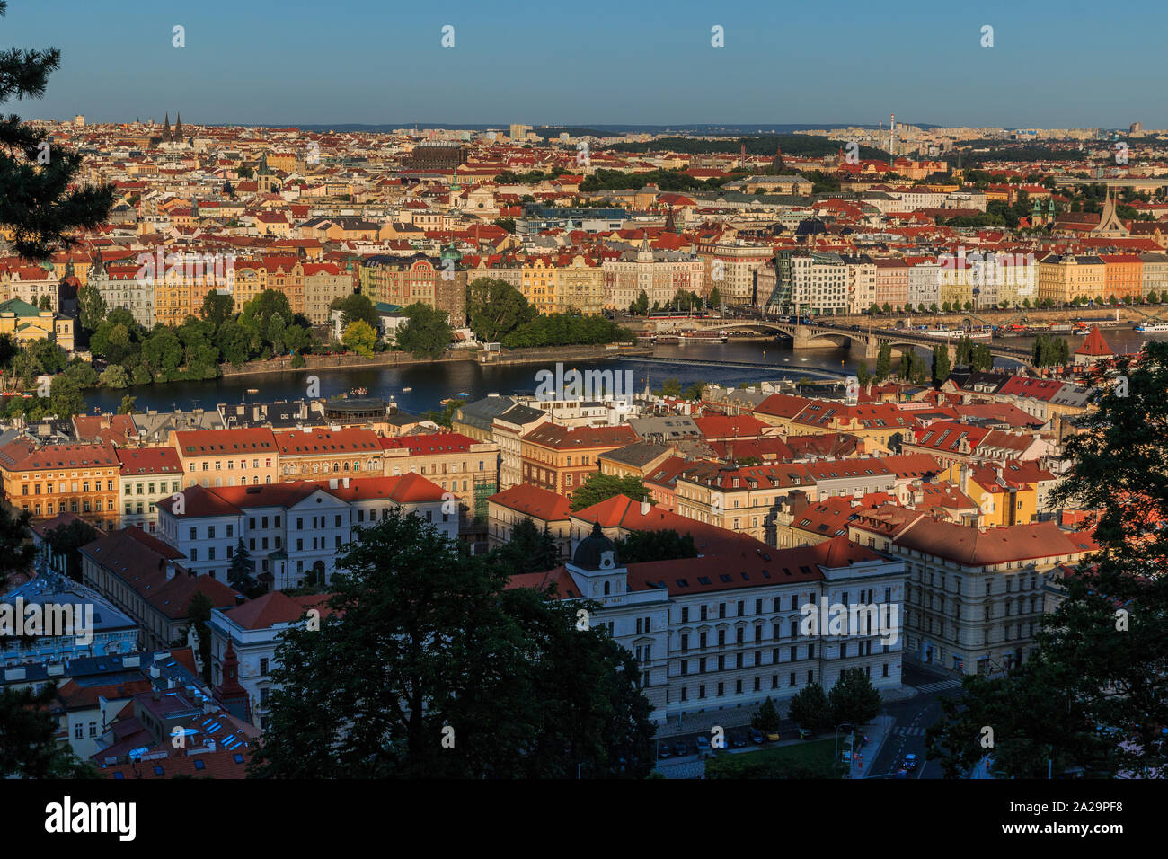 Blick vom Aussichtspunkt Petrin Hügel über die Dächer von Prag im Stadtteil Kleinseite mit der Moldau und Straßen, Brücken und Häuser auf der shor Stockfoto