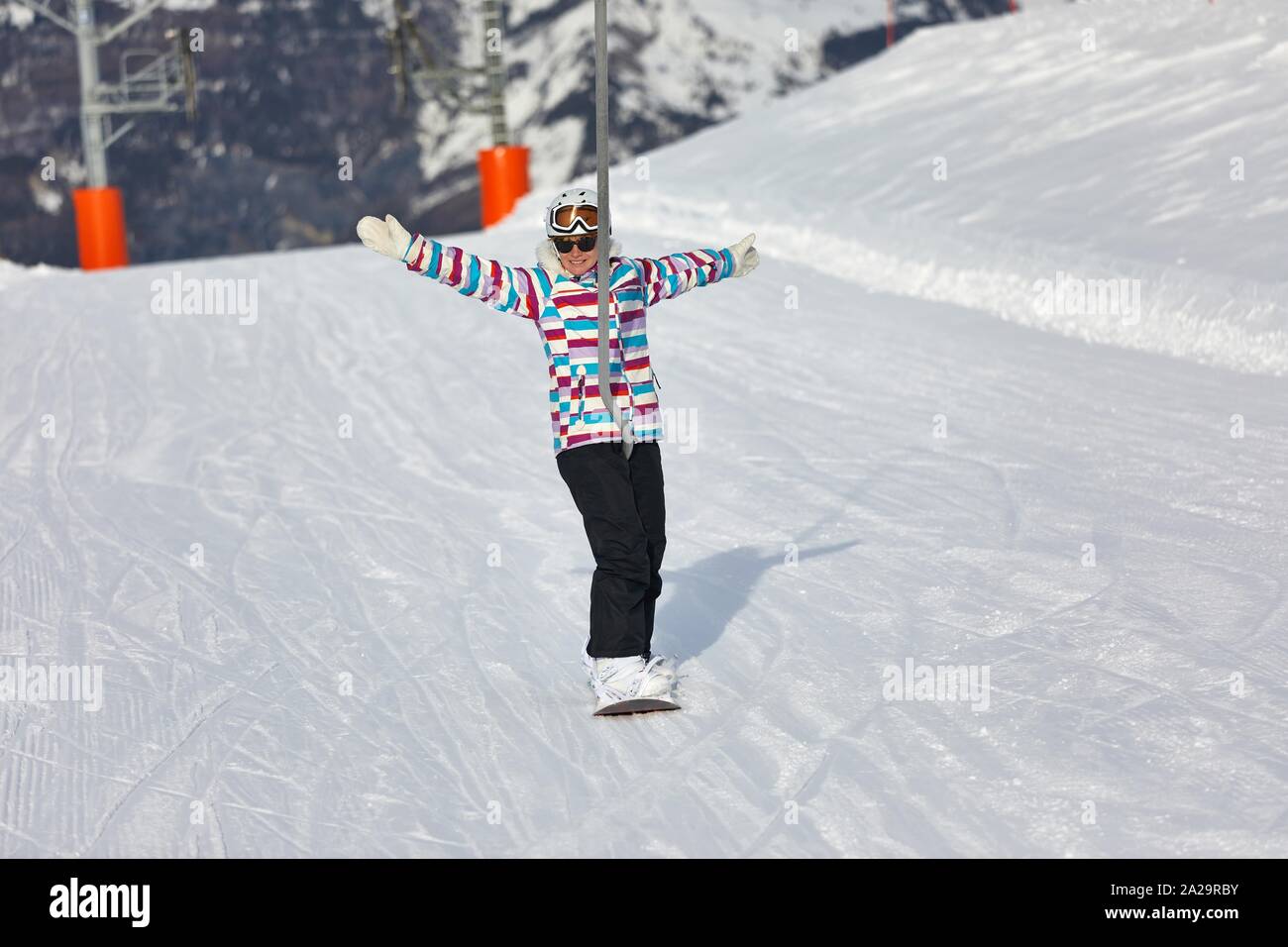 Weibliche Snowboarder mit Skilift Stockfoto