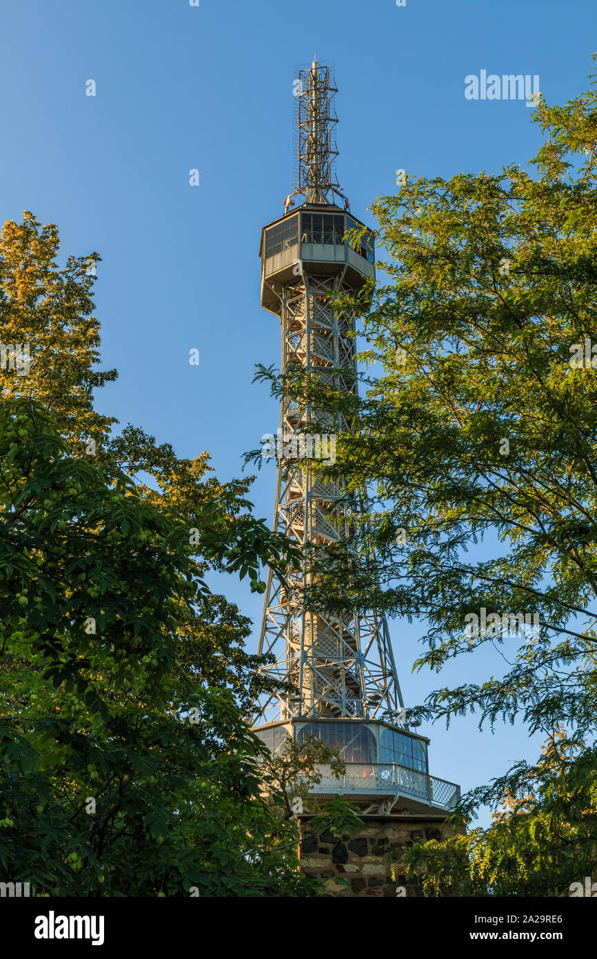 Alte stahl Fernsehturm in Prag auf den Petrin Hügel im Stadtteil Kleinseite mit Aussichtsplattform mit blauem Himmel und Sonnenschein auch im Sommer Stockfoto