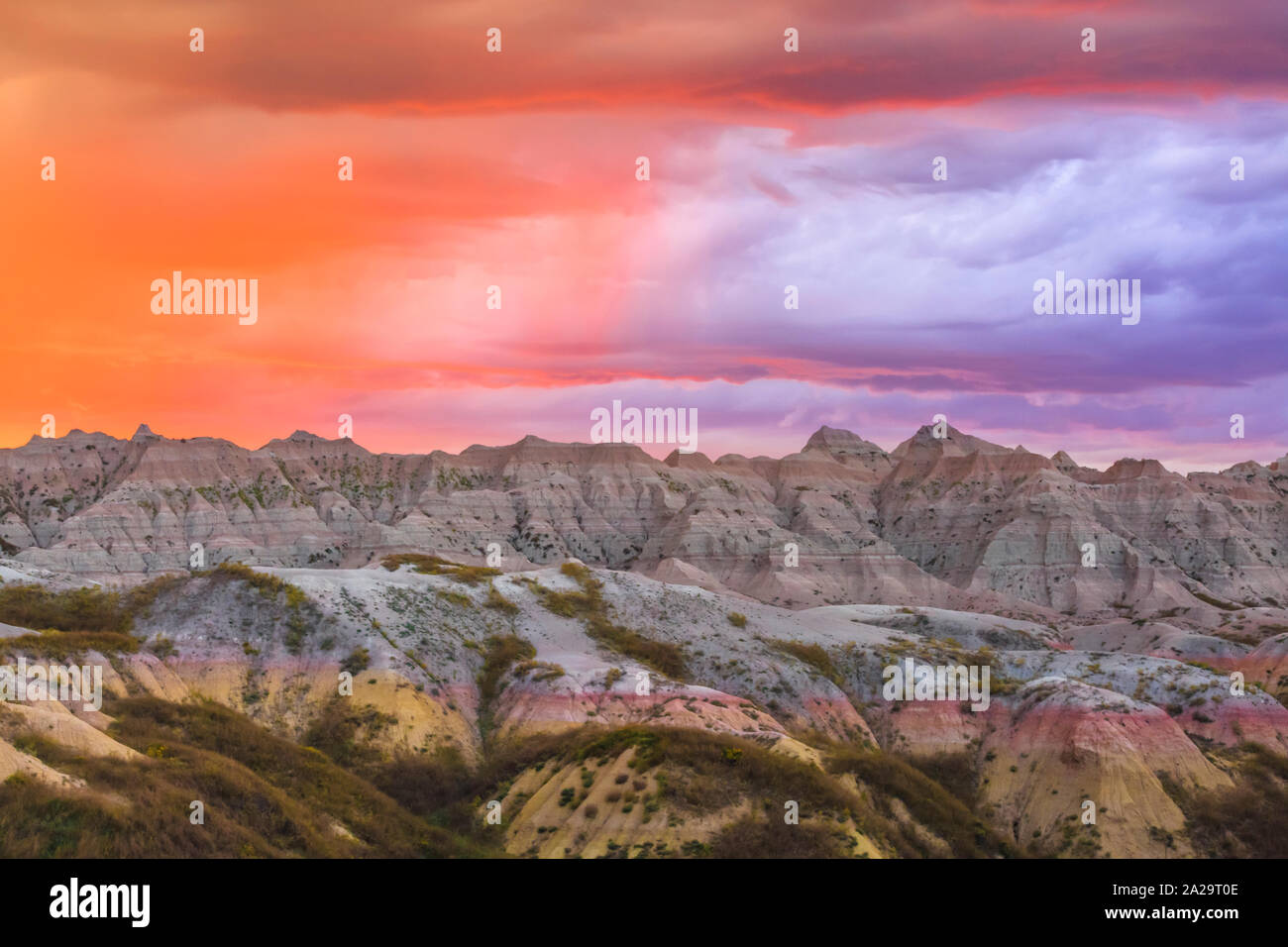 Sonnenuntergang über Badlands in der gelben Hügel Bereich der Badlands National Park in der Nähe der Wand, South Dakota Stockfoto