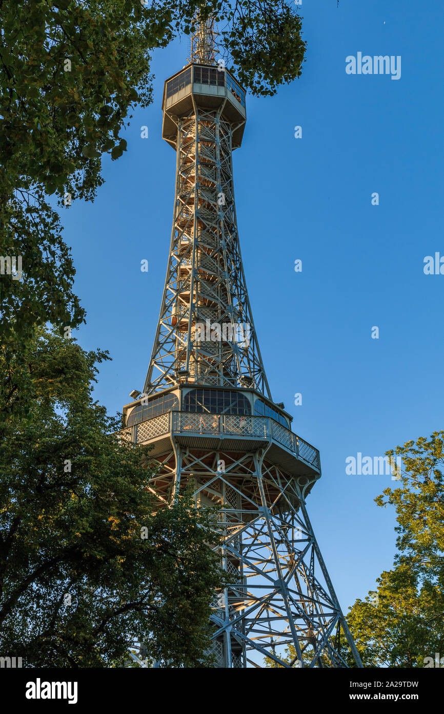 Alte Petrin radio Turm aus Stahl in Prag auf den Petrin Hügel im Stadtteil Kleinseite mit Aussichtsplattform im Sommer mit blauem Himmel und Tre Stockfoto