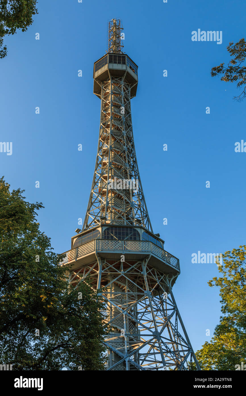 Alte Petrin radio Turm aus Stahl in Prag auf den Petrin Hügel im Stadtteil Kleinseite mit Aussichtsplattform im Sonnenschein und blauem Himmel ein Stockfoto