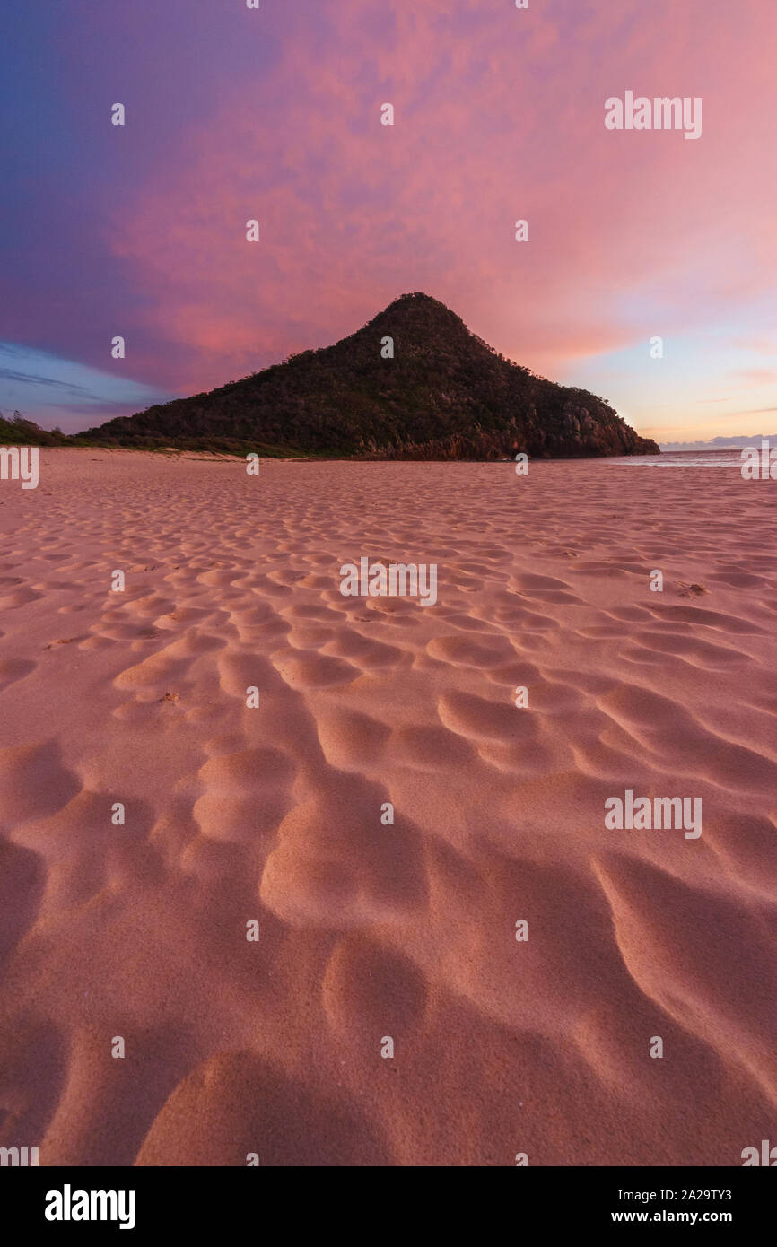 Mt Tomaree von Zenith Strand bei Sonnenaufgang, Port Stephens, New South Wales, Australien Stockfoto