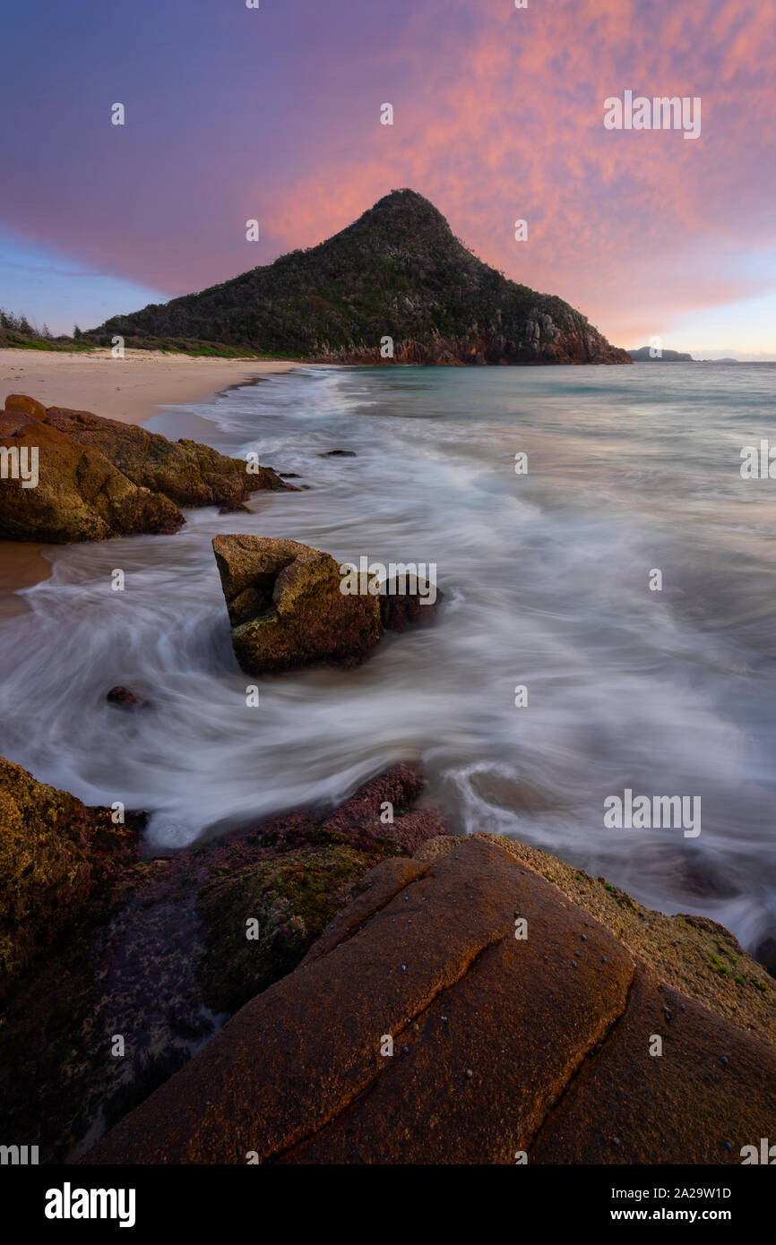 Mt Tomaree von Zenith Strand bei Sonnenaufgang, Port Stephens, New South Wales, Australien Stockfoto