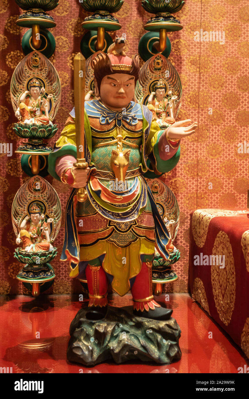 Singapur - März 22, 2019: Buddha Zahns Tempel in Chinatown. Heftige suchen und farbenfroh mehrfarbig bemalte Statue des Guardian, der Ritter, und p Stockfoto