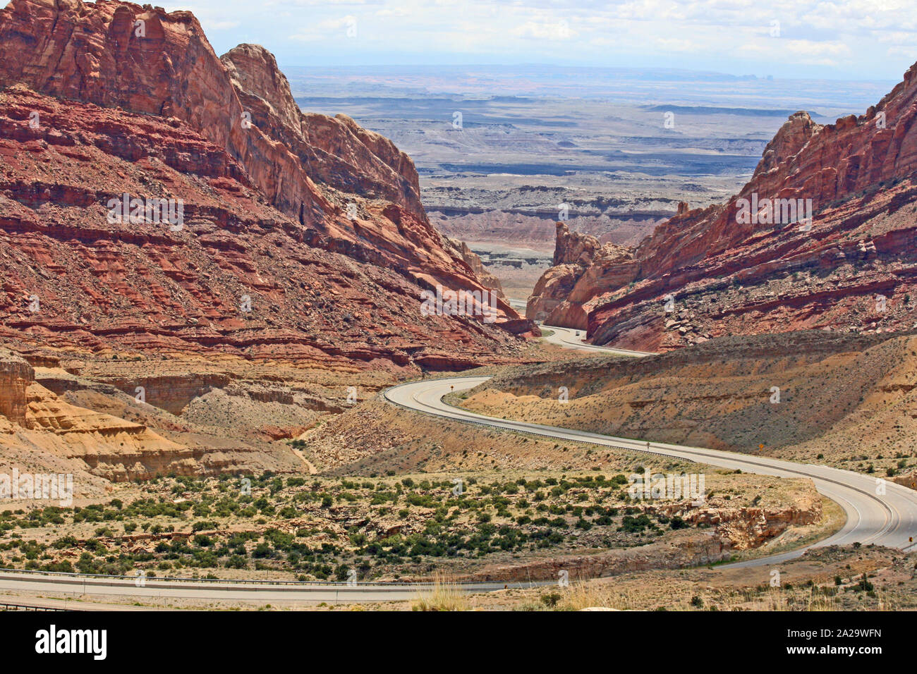 I-70 snaking durch beschmutzt Wolf Canyon, Utah Stockfoto