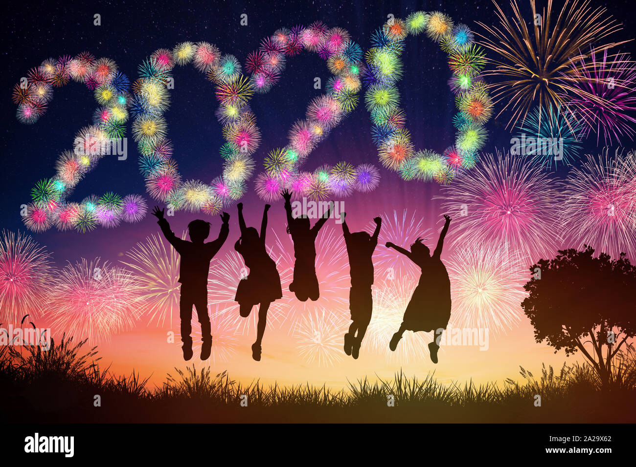 Frohes neues Jahr 2020 Konzepte. Kinder springen auf einem Hügel Stockfoto
