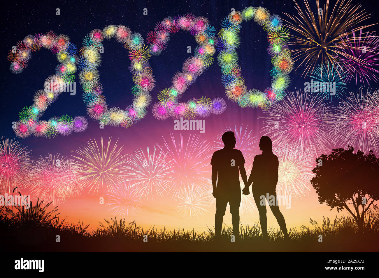 Frohes neues Jahr 2020 Konzepte. junges Paar beobachten Feuerwerk am Hügel Stockfoto