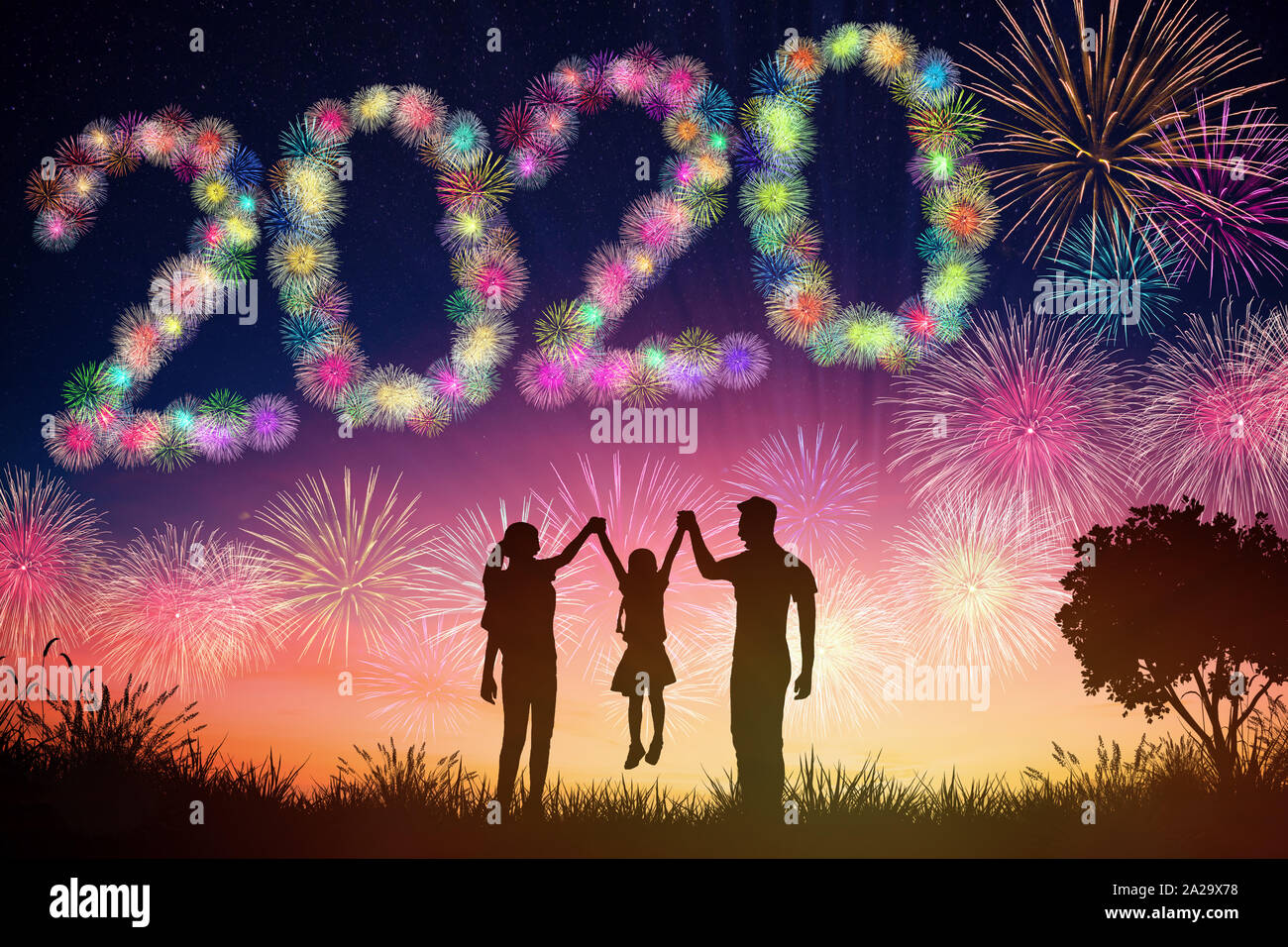 Frohes neues Jahr 2020 Konzepte. Familie beobachten Feuerwerk am Hügel Stockfoto