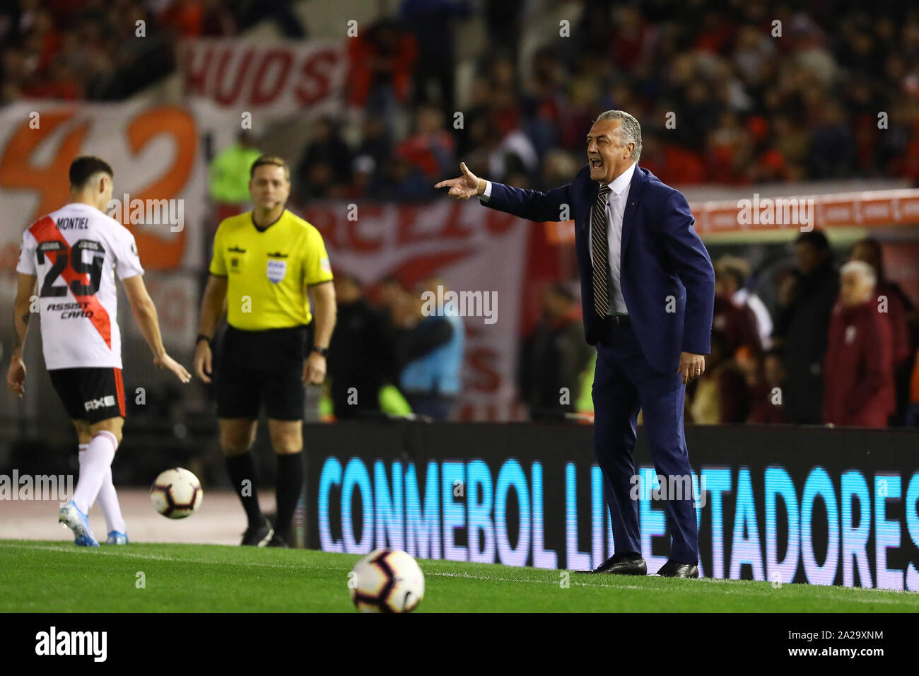 Buenos Aires, Argentinien - Octobet 01, 2019: Gustavo Alfaro (Boca) schreiend zu seinen Spielern in Buenos Aires, Argentinien Stockfoto
