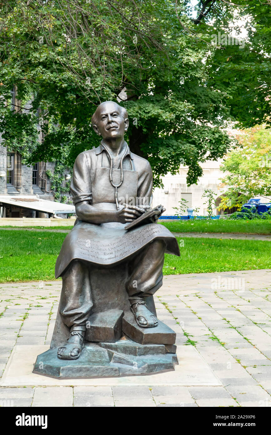 Bronzestatue von Dr. Norman Bethune befindet sich auf dem Campus der Universität von Toronto. Stockfoto