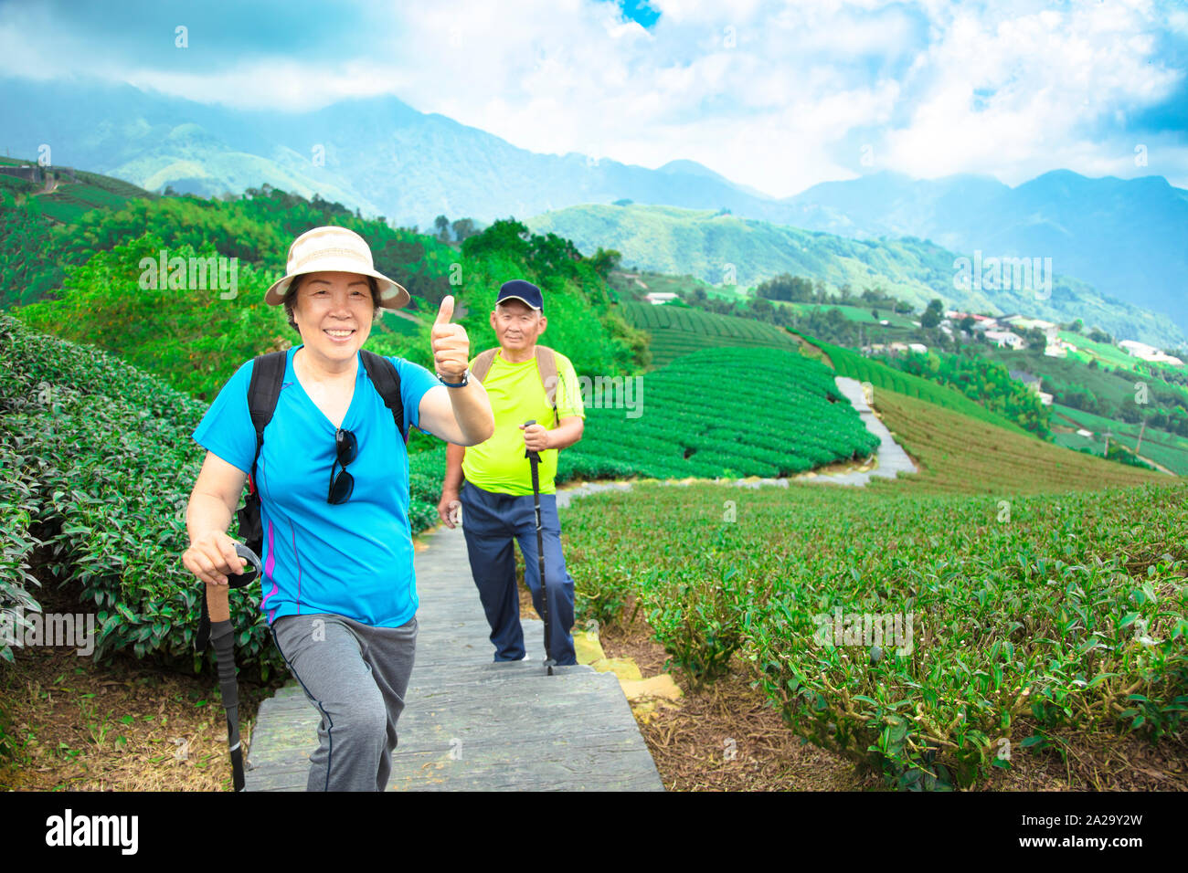 asiatische senior Brautpaar Wandern in der Natur Stockfoto