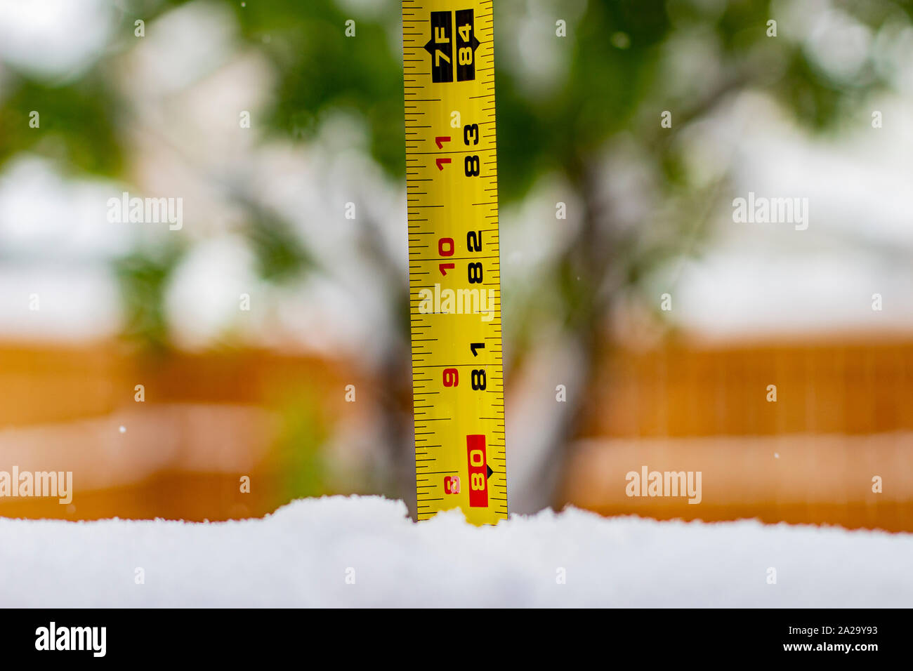 Die Messung der Schneehöhe mit Lineal 80 Fuß Stockfoto