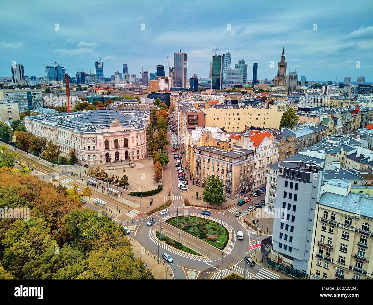 Schöne Panoramasicht Antenne drone Blick auf die Hauptgebäude der Warschauer Universität für Technologie - die historischen Gebäude auf dem Platz der Stockfoto