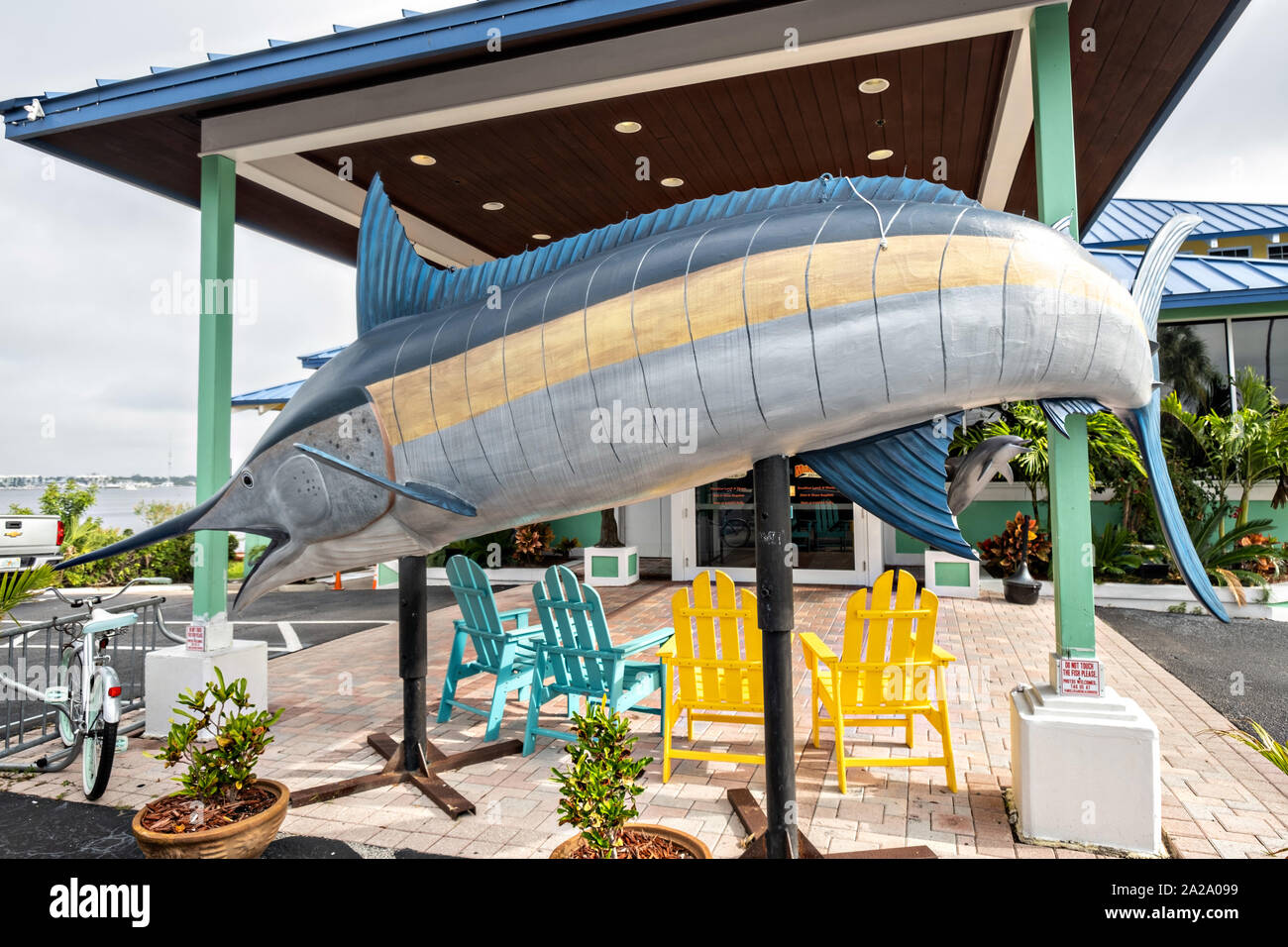 Riesiger Marlin schmückt der Mulligan Beach House Bar & Grill in der historischen Innenstadt in Stuart, Florida. Der winzige Weiler wurde im Jahr 1870 gegründet und war der glücklichste Stadt am Meer in Amerika von Küste gestimmt. Stockfoto