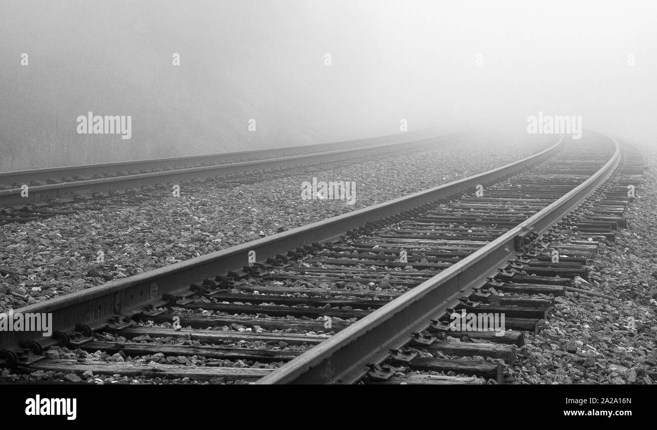 Colorado Train Tracks in Nebel - Schwarz und Weiß Stockfoto